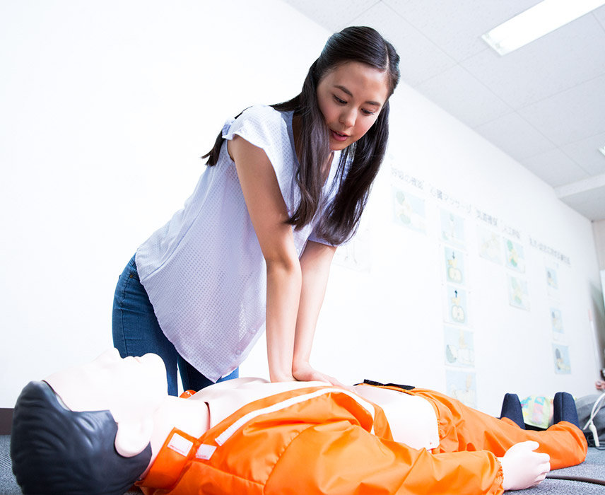 救命講習を受けている女性