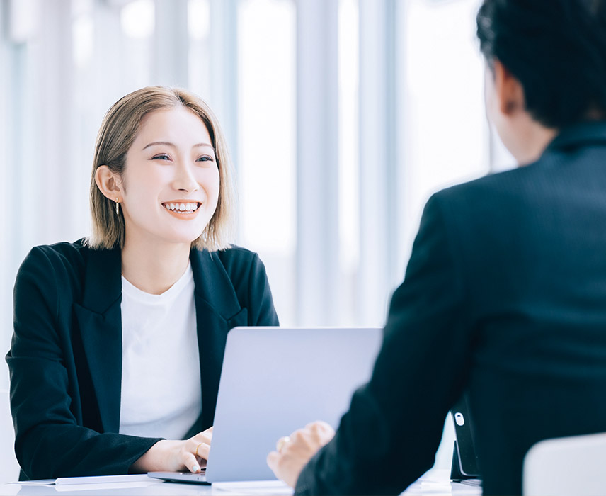 笑顔でヒアリングしている女性社員